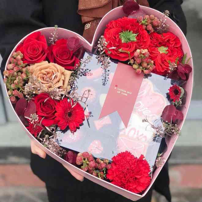 Giới trẻ tặng nhau nước rửa tay, khẩu trang ngày lễ Valentine - 8