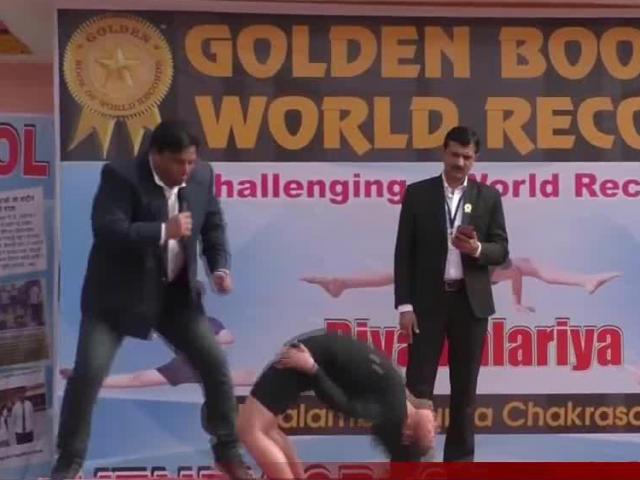 Media - Bé gái 11 tuổi lập kỷ lục thế giới với màn yoga không tưởng