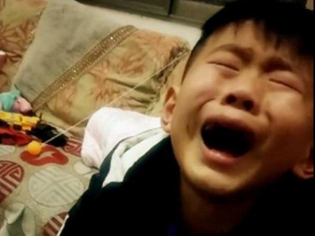 Bạn trẻ - Cuộc sống - Mẹ vừa bê đồ ăn lên, con trai "đứng hình" rồi khóc nức nở, biết sự thật ai cũng bật cười