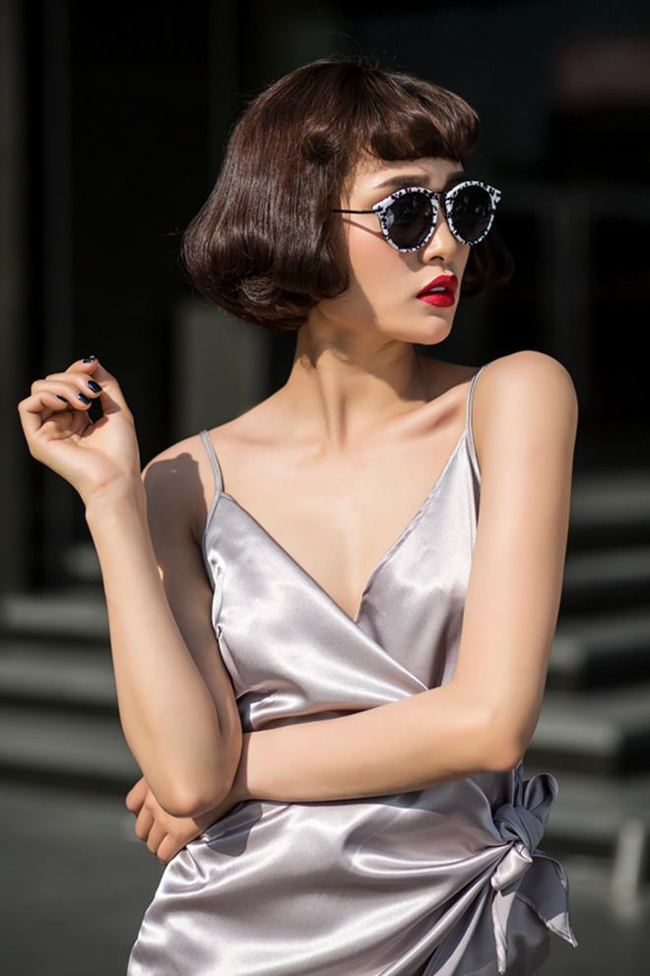 Cô cũng được khen ngợi với thời trang hiện đại, cá tính ngoài đời.