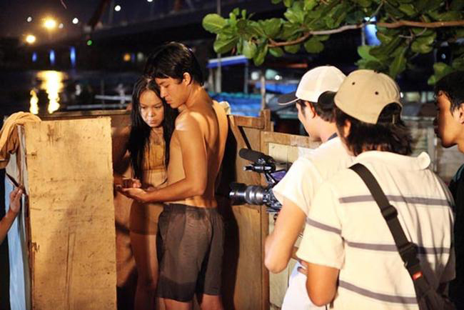 Nữ diễn viên Việt Hương khi đóng cảnh nóng đã mặc một lớp áo màu nude để tạo cảm giác chân thật.