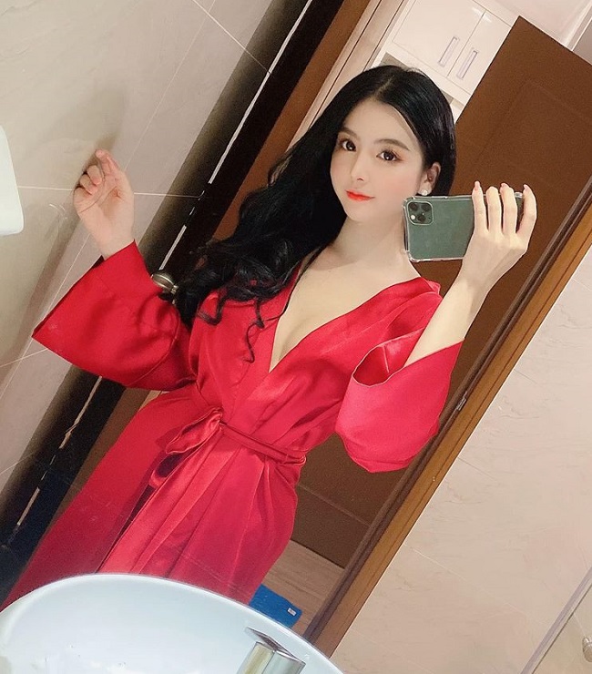 Nhan sắc ngọt ngào, gợi cảm đặc biệt là gương mặt tựa búp bê là điểm mạnh ngoại hình giúp á hậu Nông Lưu Thảo được đánh giá cao tại đấu trường sắc đẹp. Tuy nhiên, kể từ sau khi thi hoa hậu, cô lại &#34;ở ẩn&#34;, không tham gia showbiz. Đây là điều khiến nhiều người tiếc nuối.