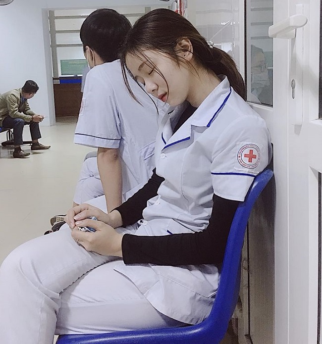Nữ sinh trường Đại học Y khoa Vinh - Đào Linh Chi được nhiều người biết đến nhờ bức ảnh ngủ gật trong bệnh viện. Khoảnh khắc xinh đẹp của cô được tờ NTD Korea &#40;Hàn Quốc&#41; ca ngợi là &#34;công chúa ngủ trong bệnh viện.&#34;