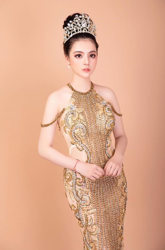 Cô cho biết bản thân thường đắp mặt dịu nhẹ từ thiên nhiên mỗi ngày. Việc làm này giúp phục hồi làn da sau mệt mỏi và cấp ẩm, dinh dưỡng đầy đủ.&nbsp;