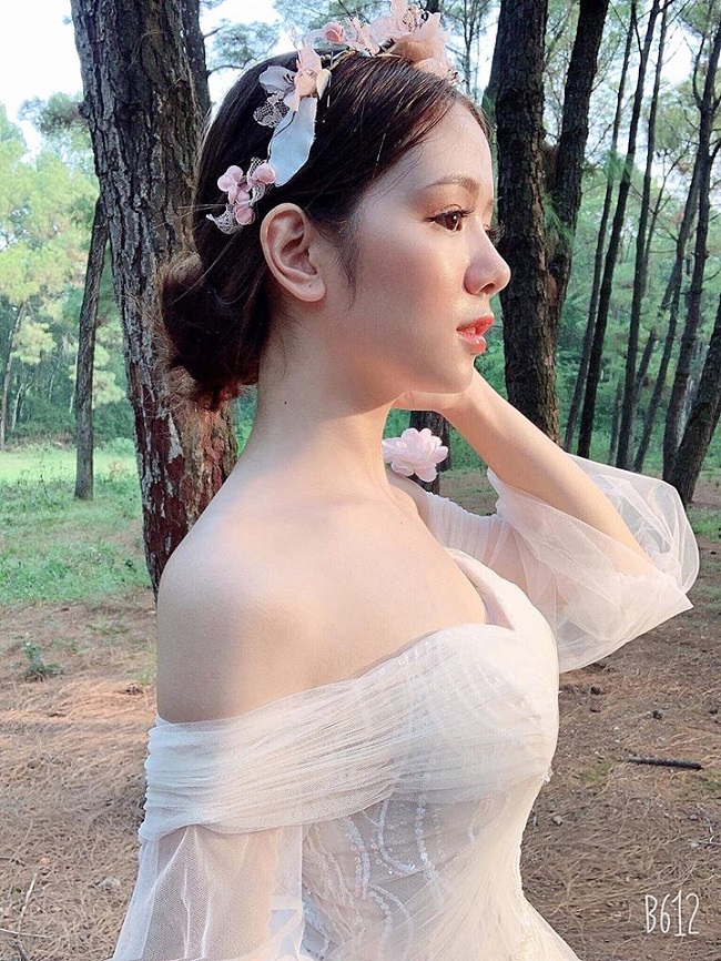 Linh Chi từng tham gia một cuộc thi sắc đẹp của huyện và giành giải Gương mặt khả ái. Năm 2018, cô còn góp mặt ở vòng bán kết cuộc thi Hoa khôi sinh viên Việt Nam.