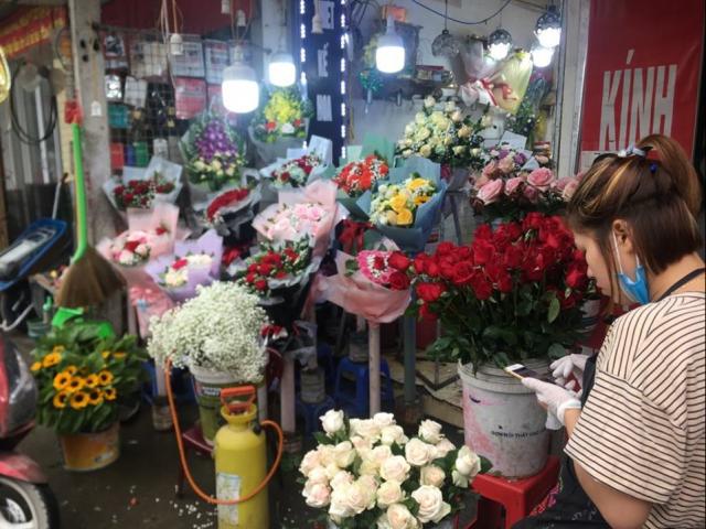 Thị trường - Tiêu dùng - Sợ dịch corona, shop hoa tươi, quà tặng ế ẩm không ai mua ngày Valentine