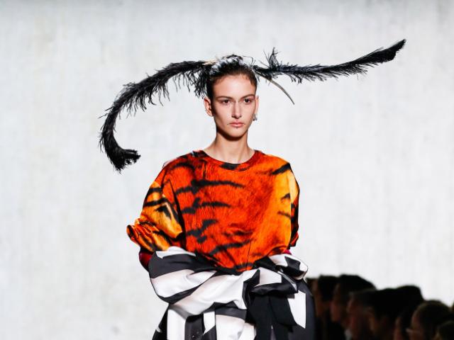 Thời trang - Dép La Mã, trắng cả "cây": 10 xu hướng thời trang hay nhất mùa xuân 2020