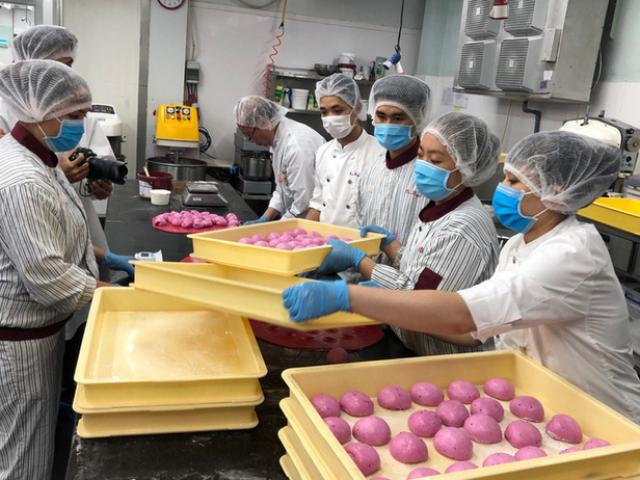 Thị trường - Tiêu dùng - Nông sản tiếp tục bị ùn ứ: Trăm kiểu “giải cứu”, phát miễn phí... "bay sạch" hàng tồn