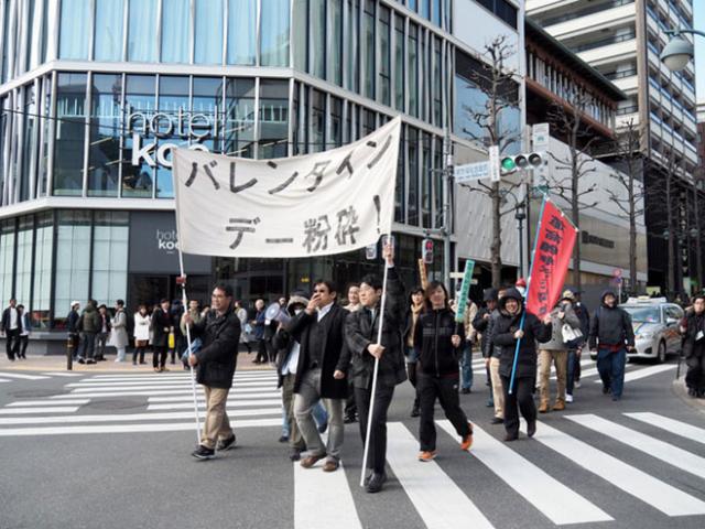 Bạn trẻ - Cuộc sống - Ghét yêu đương, hội FA và  “xấu trai” xuống đường biểu tình đòi dẹp ngày Valentine