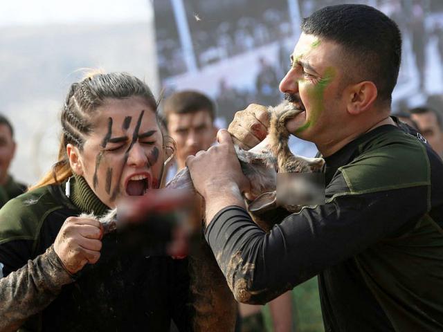 Thế giới - Chùm ảnh: Nữ chiến binh người Kurd xinh đẹp dùng răng xé rắn, thỏ