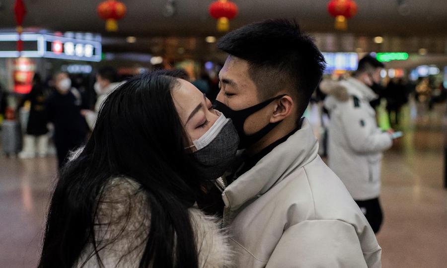 Một cặp đôi hẹn hò trong ngày Valentine (ảnh: SCMP)