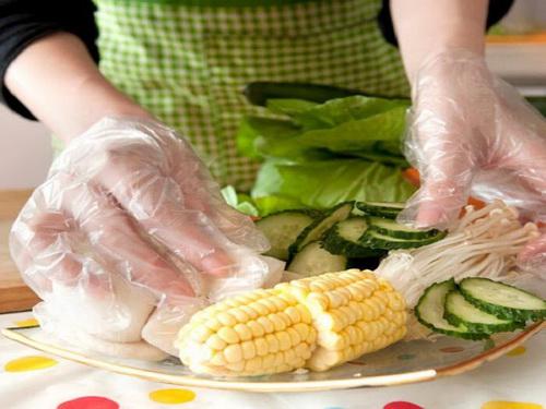 Sử dụng găng tay khi chế biến thực phẩm. Chế độ dinh dưỡng cho một số đối tượng đặc biệt