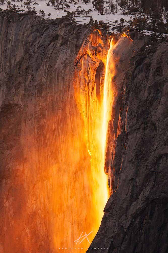 Lạ lùng thác nước rực cháy trông như nham thạch đang chảy xuống - 2