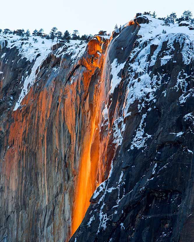 Lạ lùng thác nước rực cháy trông như nham thạch đang chảy xuống - 4