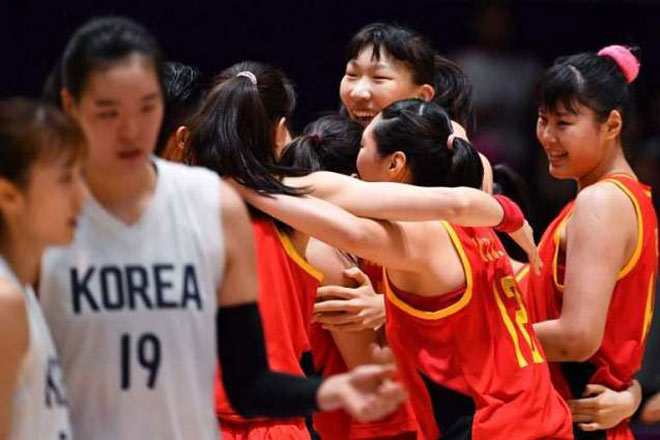 Nữ Trung Quốc (áo đỏ) đánh bại Hàn Quốc hôm 9/2, giành vé tới Olympic 2020