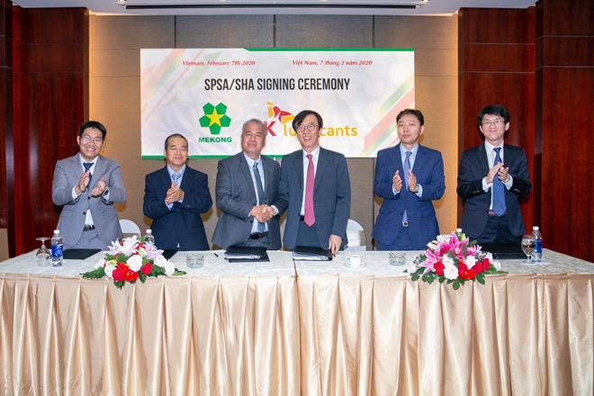 Lãnh đạo của Mekong Petrochemical JSC và SK Lubricants trong buổi ký kết thỏa thuận sáp nhập vào ngày 7/2/2020.