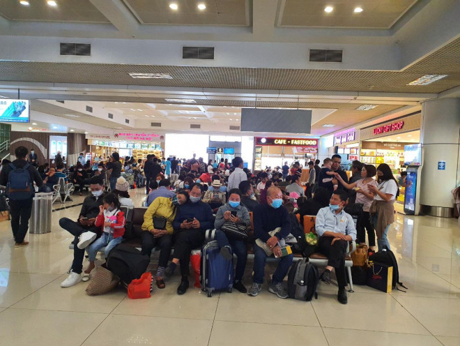 Hành khách mang khẩu trang, chờ bay tại sân bay Nội Bài. Ảnh: Lam Giang
