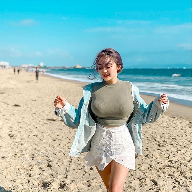 Phong cách thời trang của cô có nhiều điểm giống với &#34;cô béo xinh nhất Hollywood&#34; - Ariel Winter. Người hâm mộ nhận xét&nbsp;Rebecca Liu là người phụ nữ thời đại mới của Trung Quốc. Dáng vóc &#34;phồn thực&#34; không hề làm cô trở nên xấu xí khi diện áo tắm mà ngược lại trông quyến rũ, tràn đầy sức sống.&nbsp;