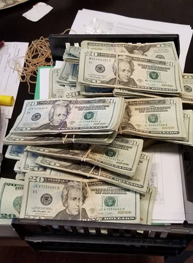 Hồi tháng 8/2019, một công nhân vệ sinh ở Mỹ đã tìm thấy chiếc hộp đựng 22.940 USD. Tổng số tiền trong hộp là hơn 23.000 USD, tuy nhiên do quá trình vận chuyển nên hộp bị đổ khiến 320 USD bị mất nên chỉ còn 22.940 USD trong hộp. 