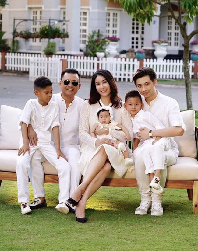 Dù đã trải qua 3 lần sinh nở nhưng cô vẫn giữ được vóc dáng khiến nhiều gái trẻ &#34;chạy dài&#34;.