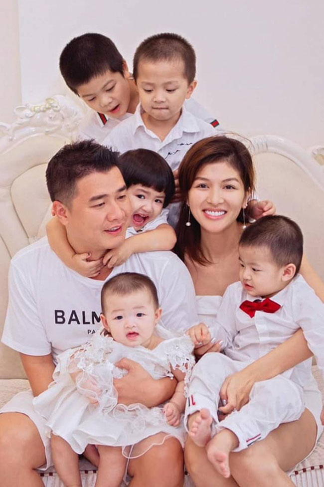Hoa hậu Oanh Yến càng khiến người khác bất ngờ khi là mẹ của 5 con và đang mang bầu bé thứ 6.