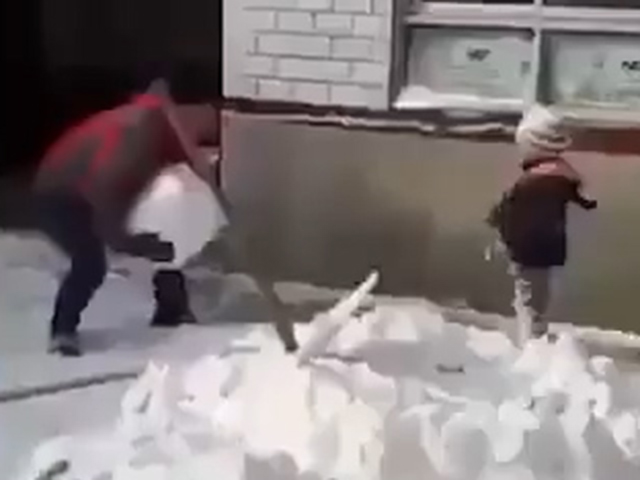 Video Clip Cười - Khi các ông bố quên mình đã là "bố của trẻ con"