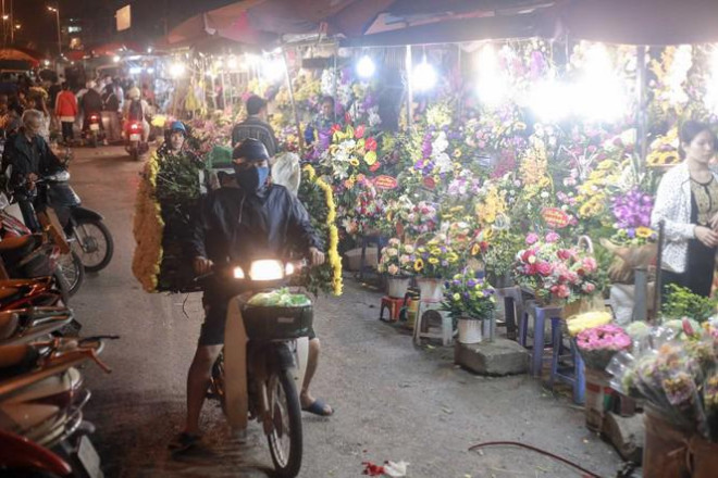 Cứ đến trước những ngày lễ, đặc biệt dịp 8/3 - ngày Quốc tế Phụ nữ, chợ hoa Quảng An (Tây Hồ - Hà Nội) lại tấp nập người bán người người mua.