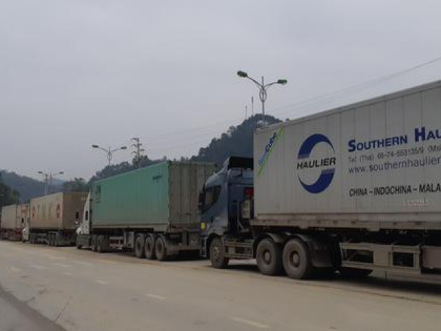 Thị trường - Tiêu dùng - Hơn 700 container đang ùn ứ vì dịch Covid-19, nông sản vẫn ùn ùn lên cửa khẩu