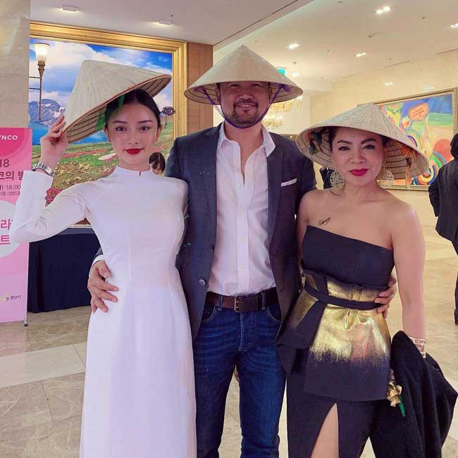 Angela Minh Châu - hot girl Việt (trái) từng khá nổi tiếng trên mạng xã hội, kết hôn với tỷ phú người Thái Lan vào năm 2019. Cô gây chú ý với cuộc sống xa hoa và hạnh phúc bên chồng doanh nhân kinh doanh nhiều mặt hàng như đồ nhựa, xe hơi...