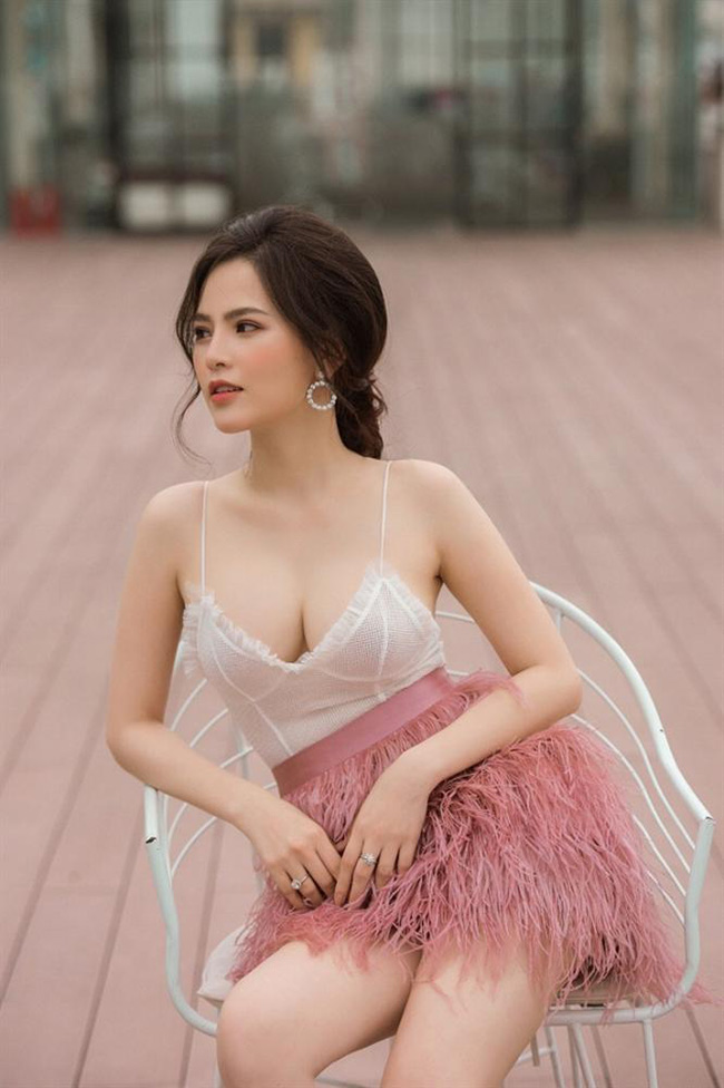 Nữ diễn viên Phi Huyền Trang chia sẻ việc đã chia tay bạn trai sau khi đóng cảnh nóng trong phim "Lời nguyền gia tộc".