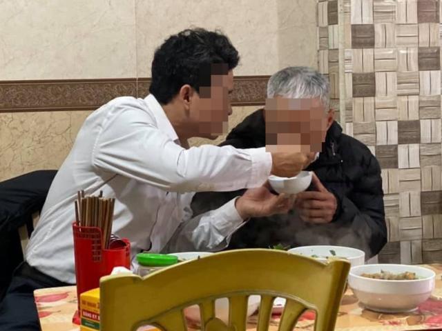 Bạn trẻ - Cuộc sống - Con trai đưa bố đi ăn canh cá, những lời nói của anh khiến dân mạng rưng rưng nước mắt