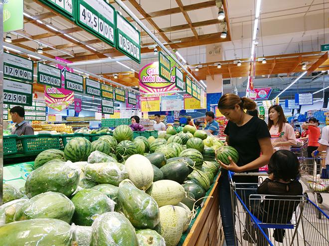 Thanh long, dưa hấu được siêu thị “giải cứu” cho nông dân, bán ra với giá không lợi nhuận.