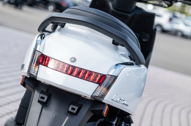 Cận cảnh phía sau xe 2020 Yamaha Limi 125 được thiết kế mượt mà và trau chuốt. Phía sau yên ngồi có thanh tay vịn giúp người ngồi sau chắc chắn hơn và giúp lái xe có thể dắt xe dễ dàng hơn.