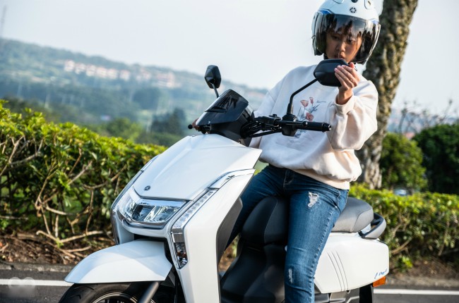 Thêm vào đó, 2020 Yamaha Limi có các trang bị hiện đại như bộ đèn pha LED ở phía trước, vị trí đèn LED cũng được mở rộng hơn nhờ các đường trang trí.