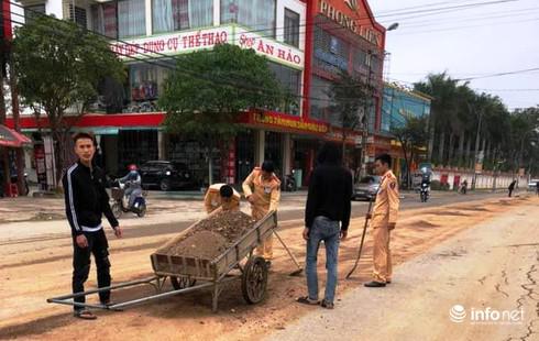 CSGT cùng người dân dọn đất, đá rơi vãi suốt gần 1 km đường - 2