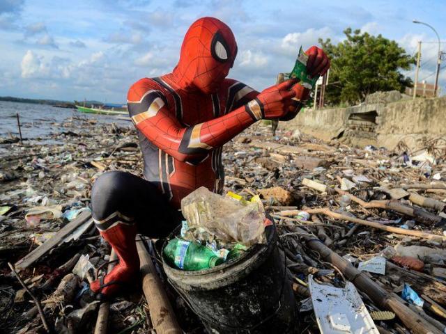 “Người nhện” bất ngờ xuất hiện tại Indonesia để tham gia...nhặt rác