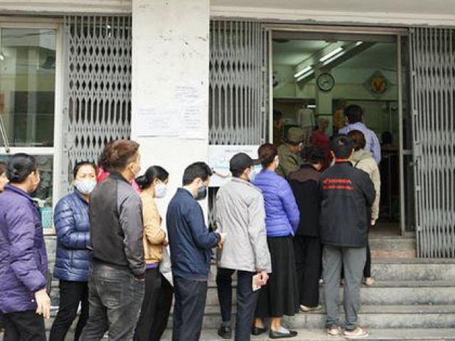 Thị trường - Tiêu dùng - Hà Nội: Rồng rắn xếp hàng gần 2 giờ để mua 5 chiếc khẩu trang kháng khuẩn