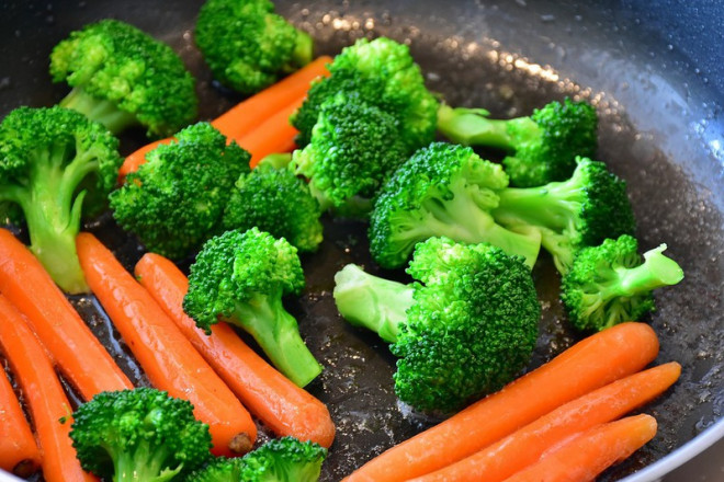 Bông cải xanh, cam, cà rốt,... là những thực phẩm có thể tống nicotine ra ngoài. Ảnh: Internet
