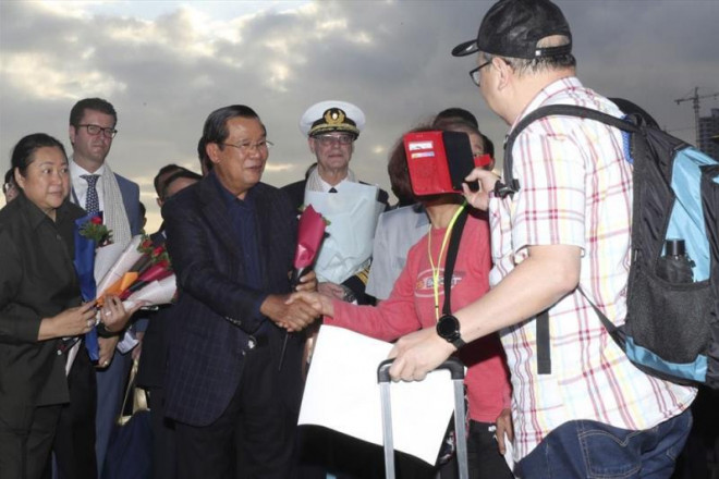 Thủ tướng Hun Sen bắt tay với các hành khách rời du thuyền MS Westerdam. Ảnh: ABP
