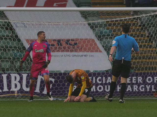 Bóng đá - Pha bỏ lỡ "không thể tin nổi": Phung phí cơ hội trời ban, nhận cái kết đắng