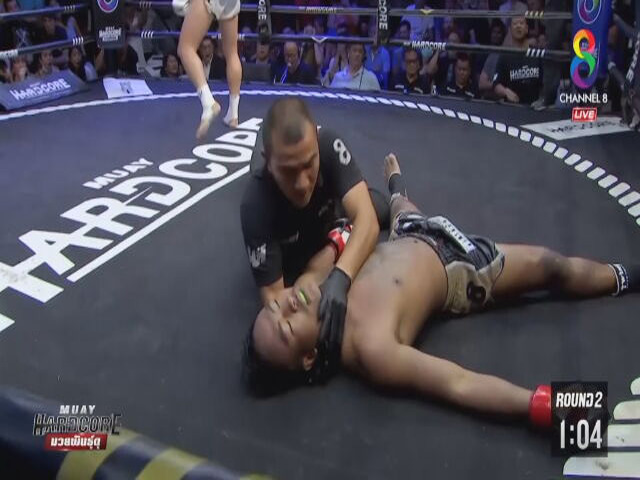 Thể thao - Võ sĩ Neymar "chết giấc" sau 2 đòn cùi chỏ: Trọng tài phản ứng cực nhanh