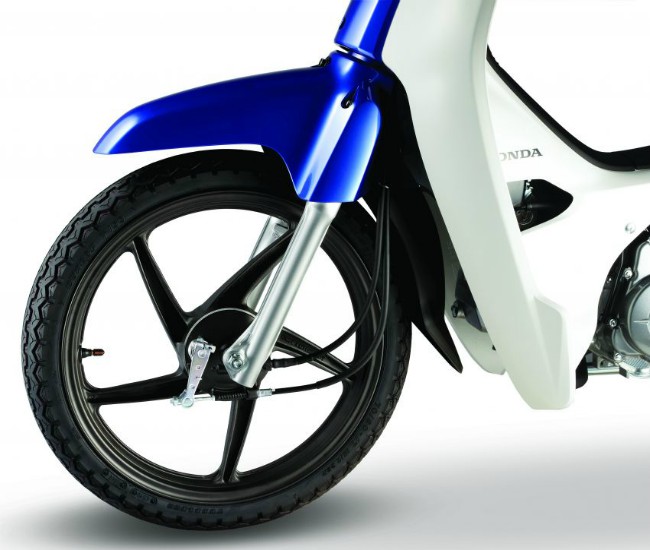 Với nhiều người Việt Nam, Honda Dream là huyền thoại. Còn với Malaysai, EX5 vẫn là một dòng xe số rất hút khách. Cận cảnh vành đúc của 2020 Honda EX5.