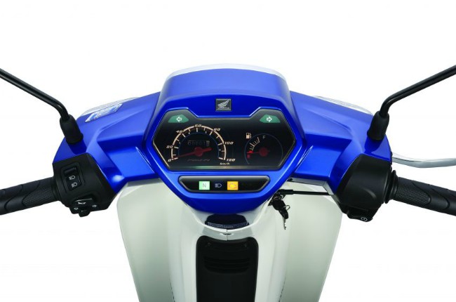 Tuy nhiên hiện tại Honda Dream đã không còn sản xuất ở Việt Nam. Còn ở Malaysia, dòng xe Honda EX5 đã được nâng cấp với hệ thống động cơ phun xăng điện tử chứ không còn là loại chế hòa khí nữa. Cụm đồng hồ của EX5 hiện nay cũng có nhiều điểm khác với Dream ở Việt Nam. Ảnh đồng hồ 2020 Honda EX5.