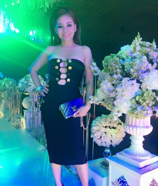 Lê Giang tạo dáng với bộ đồ cắt xẻ sexy khi đi dự tiệc cưới của đồng nghiệp.