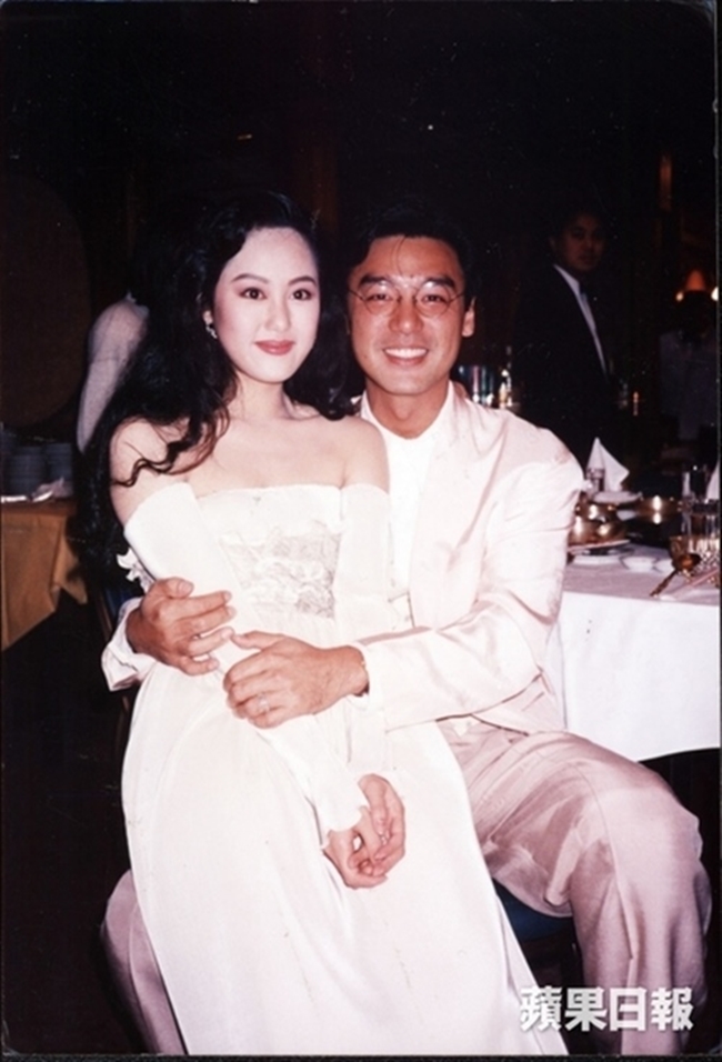 Năm 1988, Chương Tiểu Huệ khiến nhiều người bất ngờ khi kết hôn với doanh nhân kiêm ca sĩ điển trai giàu có Chung Trấn Đào &#40;Kenny Bee&#41; sau 21 ngày quen nhau. Thời điếm đó, Chung Trấn Đào là ca sĩ có danh tiếng lẫn địa vị. Thậm chí, tờ QQ còn so sánh sự nổi tiếng của anh với nam ca sĩ Thái Từ Khôn ở thời điểm hiện tại. Cặp đôi kiên quyết làm đám cưới bất chấp sự phản đối của cha Chương Tiểu Huệ.