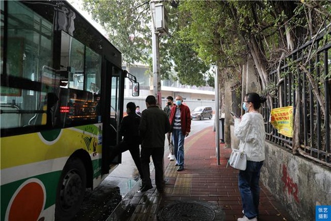 Một bến xe buýt ở khu vực quận Thiên Hà, Quảng Châu, Trung Quốc. Ảnh chụp hôm 12/2, số lượng người ở bến xe buýt cũng ít so với trước đây.