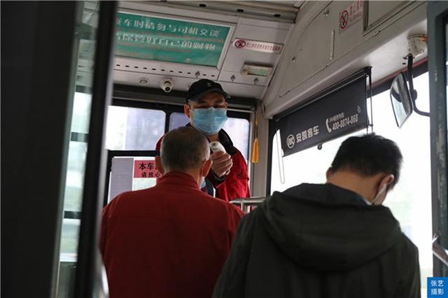 Hành khách sẽ phải đeo khẩu trang, nhân viên trên xe buýt sẽ kiểm tra nhiệt độ tất cả hành khách khi lên xe.