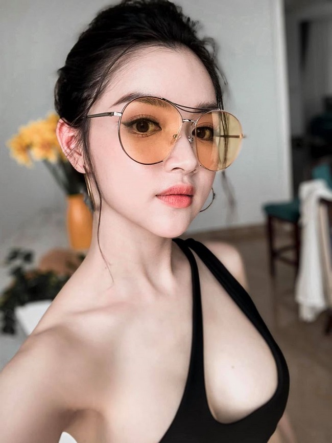 Không chỉ nổi tiếng là người đam mê dịch chuyển, luôn mặc đẹp như một nàng thơ, lifestyle blogger Nguyễn Hải Anh còn có làn da trắng sứ không tì vết, body gợi cảm, săn chắc. 