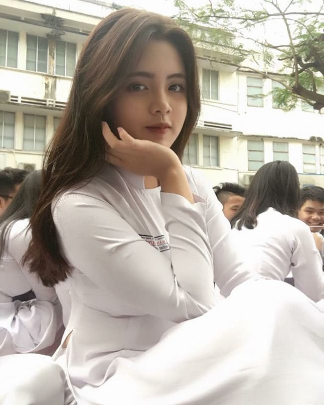 Nguyễn Ngọc Hoàng Anh cũng là một trong những "hiện tượng áo dài trắng" ở Việt Nam thời gian gần đây. Nhiều bạn nữ sợ béo nhưng thân hình hơi mũm mĩm lại là điểm đáng yêu của cô bạn này. 