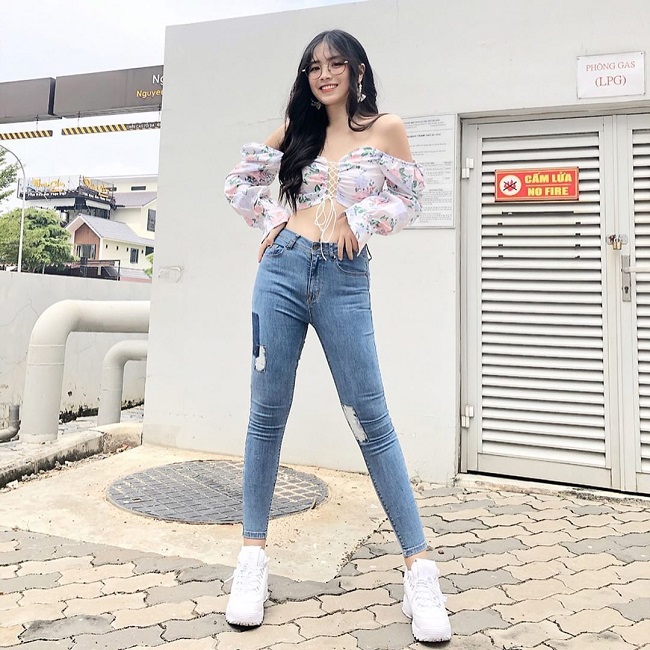 Item áo cop top, giày thể thao luôn là những món đồ thường thấy của cô nàng. Áo ngắn giúp tôn lên vòng eo 62cm của nữ sinh Kiến Trúc.&nbsp;